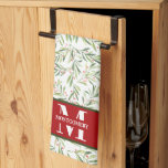 Paño De Cocina Navidades Monograma de la familia Holly<br><div class="desc">Su nombre inicial y apellido personalizan esta toalla de cocina con ramas,  bayas y motivos verdes. Perfecto para la decoración de tu casa o como regalo. COINCIDIENDO con los artículos de nuestra tienda.</div>