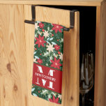 Paño De Cocina Navidades Monogramas Familiares<br><div class="desc">Su nombre inicial y apellido personalizan esta toalla de cocina con un patrón de poinsettia de Navidades rojos,  verdes y crema. Perfecto para la decoración de tu casa o como regalo. COINCIDIENDO con los artículos de nuestra tienda.</div>