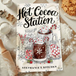 Paño De Cocina Navidades personalizados de la estación de cacao c<br><div class="desc">Caliente su cocina con esta deliciosa toalla de cocina personalizada para Navidades que cuenta con un diseño festivo de una estación de cacao caliente. Perfecto para añadir un toque acogedor a su decoración de vacaciones, esta toalla muestra tazas de cacao caliente con dulces, malvaviscos y dulces festivos. Personalizar con tu...</div>