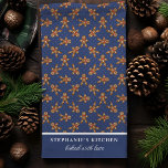 Paño De Cocina Navidades Personalizados de la Marina de Peña Polk<br><div class="desc">Trae alegría de vacaciones a tu cocina con esta toalla de cocina de Navidades polka, hombre de pan de jengibre de la marina personalizado. Con un divertido patrón de hombre de jengibre en un fondo de punto polka marino, esta toalla festiva puede ser personalizada con su nombre o mensaje especial....</div>