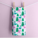 Paño De Cocina Navidades retro vintage renos en blanco<br><div class="desc">Añada un toque de nostalgia caprichosa a su cocina de vacaciones con esta toalla de té de reno de los navidades retro. Con un encantador ilustracion de renos en suaves tonos pastel de agua, verduras y rosa, esta toalla le aporta un toque alegre y festivo a su espacio culinario. El...</div>