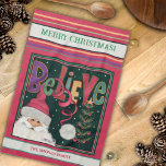 Paño De Cocina Navidades Santa Personalizados De Color Rosa<br><div class="desc">Toalla de té personalizada Santa Girly. Estas toallas de cocina de Feliz Navidad son perfectas para añadir algo de espíritu de vacaciones a tu cocina. Págalo con una botella de vino y hace un gran regalo de Navidad para amigos, familia, compañeros de trabajo, vecinos, etc. El nombre personalizado y el...</div>