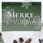 Paño De Cocina Navidades verdes de cerezos y copos de nieve<br><div class="desc">Añada un toque de encanto a su cocina esta temporada de vacaciones con una toalla de cocina de Navidad de bronce verde y brillante. El diseño de la toalla de cocina incluye copos de nieve cayendo con el saludo de Merry y Bright en una fuente moderna y un suave overlay...</div>