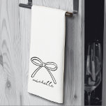 Paño De Cocina Nombre de arco dibujado a mano minimalista<br><div class="desc">Nombre simple Monograma Toalla de Cocina Minimalista. Añada un toque elegante y funcional a su cocina con esta adorable toalla de tres pliegues, perfecta para el uso diario o para ocasiones especiales. El diseño presenta un solo arco dibujado a mano centrado en la parte inferior cuando se dobla, con un...</div>