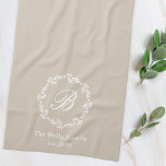 Paño De Cocina Nombre de familia de guirnaldas de invierno Monogr<br><div class="desc">Toalla de mano de cocina de diseño personalizado con monograma personalizado rodeado de flores botánicas blancas de invierno.</div>