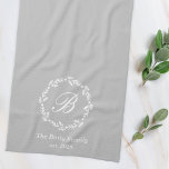 Paño De Cocina Nombre de familia de guirnaldas de invierno Monogr<br><div class="desc">Toalla de mano de cocina de diseño personalizado con monograma personalizado rodeado de flores botánicas blancas de invierno.</div>