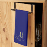 Paño De Cocina Nombre de familia monograma de oro color azul mari<br><div class="desc">Subir personalizado Añadir su foto o logotipo Texto Elegante Moderno Monograma Cocina & Comedor / Lino de mesa y cocina/ Plantilla inicial de nombre familiar Monograma Oro Toalla de cocina color sólido azul de la Marina.</div>