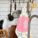 Paño De Cocina Nombre de la familia floral de color de agua rosa<br><div class="desc">La toalla de cocina de patrón de flor de pradera salvaje tiene un gran círculo rosa de fresa con el texto personalizado dentro. Personalízalo con el nombre de su familia y el año de comienzo. Puede ser un regalo inspirado en el bonito para un evento de calentamiento de la casa,...</div>