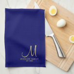Paño De Cocina Nombre de la familia monogramada de oro color azul<br><div class="desc">Subir personalizado Añadir tu foto o logotipo Texto Elegante Moderno Cute Monogramado Cocina & Comedor / Lino de mesa y cocina/ Plantilla inicial de nombre familiar Monograma Oro Toalla de cocina color sólido azul de la Marina.</div>