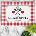 Paño De Cocina Nombre de la familia Rustic Country Kitchen<br><div class="desc">El encantador diseño rústico de una cocina de campo con un diseño clásico de chapa de gingham roja y una etiqueta personalizada. ¡Una gran idea de regalo para cumpleaños,  para el ama de casa o simplemente porque!</div>