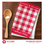 Paño De Cocina Nombre de Personalizable de plástico rojo vintage<br><div class="desc">Añada un toque de encanto a su cocina con esta toalla de té de personalizable que tiene un patrón de manteca roja vintage sobre un fondo blanco fresco, acentuado con vibrantes bordes rojos, y un texto de personalizable que dice: "Cocina de la abuela". Esta elegante y práctica toalla de cocina...</div>