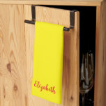Paño De Cocina Nombre de tipografía roja Personalizado de color s<br><div class="desc">Subir personalizado Añadir tu Monograma Foto inicial o logotipo Texto Elegante Cocina y Comedor Moderno / Ropa de mesa y cocina / Plantilla personalizada Nombre de tipografía roja Color amarillo brillante Toalla de cocina de color sólido amarillo brillante.</div>