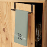 Paño De Cocina Nombre inicial del guión de un monograma verde sab<br><div class="desc">Moderno Sage Green Monograma Script Nombre inicial toalla de cocina</div>