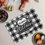 Paño De Cocina Nombre personalizado de la cocina de búfalo blanco<br><div class="desc">Añada un toque rústico y acogedor a su cocina con esta elegante toalla de nombre personalizada de búfalo en blanco y negro. Con la encantadora cita "Cocina con amor" rodeada de utensilios de cocina y un marco para el corazón donde puede personalizar su nombre. Complete la apariencia añadiendo su año...</div>