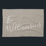 Paño De Cocina Nombre personalizado de script minimalista | Taupe<br><div class="desc">Nombre de tipografía manuscrita minimalista en toalla de cocina marrón de Taupe</div>