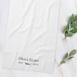 Paño De Cocina Nombre personalizado de una casa de campo moderna<br><div class="desc">Toalla de cocina de diseño personalizado con elementos botánicos rústicos con nombre y año personalizados.</div>