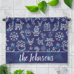 Paño De Cocina Nombre personalizado del patrón de constelación de<br><div class="desc">Estas toallas de mano de los Navidades incluyen tu nombre familiar personalizado y un hermoso y original patrón de constelación de invierno en azul y blanco. El patrón estrellado tiene muchos símbolos festivos, desde Santa Claus hasta copos de nieve, árboles, ciervos, campanas, hombres de nieve, ornamentos y más. Utilice la...</div>