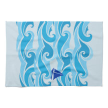 Ondas y barco de vela en el océano