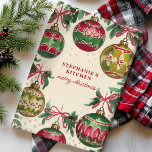 Paño De Cocina Ornamento navideño vintage personalizado<br><div class="desc">Añada un toque de encanto vintage a su cocina en esta temporada de vacaciones con esta toalla de cocina personalizada para Navidades con adornos clásicos en rojo y verde festivo. Ideal para añadir un ambiente acogedor y nostálgico a tu decoración de vacaciones o para regalar a un ser querido. Personalizar...</div>