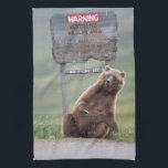 Paño De Cocina Oso Pardo Juega Con Señal<br><div class="desc">Oso pardo rasca una señal al lado de la carretera en Sable Pass,  Parque Nacional Denali,  Alaska</div>