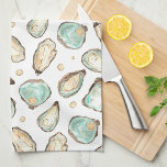 Paño De Cocina Ostión y Perla de acuarela costera<br><div class="desc">Esta toalla de cocina de moda costera cuenta con ilustraciones de ostras y perlas de color crema suave y agua acuática. Perfecto para casas de playa,  residencias costeras o para los amantes de las ostras y los crustáceos frescos.</div>