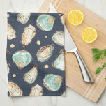 Paño De Cocina Ostión y Perla de acuarela costera<br><div class="desc">Esta toalla de cocina de moda costera cuenta con ilustraciones de ostras y perlas de color crema suave y agua acuática. Perfecto para casas de playa,  residencias costeras o para los amantes de las ostras y los crustáceos frescos.</div>