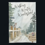 Paño De Cocina Paisaje invernal en un país maravilloso<br><div class="desc">Toalla de cocina de Winter Landscape,  con letras "Walking in a Winter Wonderland" en la moderna tipografía de escritura. Este rústico diseño rústico de campo tiene una acuarela de un sendero de bosques nevados,  pinos,  un ladrón y una lechuza en los postes de la valla.</div>