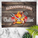 Paño De Cocina Paro Chillin' y Grillin' personalizado<br><div class="desc">Divertido tema de barbacoa personalizado. ¡Una gran idea de regalo para cumpleaños,  para el ama de casa o simplemente porque!</div>