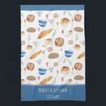 Paño De Cocina Patrón de acuarela de pan y panadería personalizad<br><div class="desc">Patrón de acuarela de pan y panadería personalizado. El diseño incluye pan,  masa de pan,  flores tiernas y otros caprichosos motivos de panadería.</div>