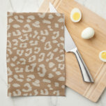 Paño De Cocina Patrón de impresión de leopardo Beige y Brown<br><div class="desc">Sujete las tareas de cocina mundanas con esta toalla de mimbre trenzada con estampado de leopardo salvaje en beige neutro sobre un suave fondo marrón marrón que lo convierte en un accesorio de decoración divertida para su decoración ecléctica casa y cocina.</div>