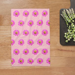 Paño De Cocina Patrón de la flor rosada de Zinnia en<br><div class="desc">Patrón sin foco de flor zinnia impresa en toalla de cocina. Los colores de la flor zinnia son floretes de rayas rosas y floretes de disco amarillos. Toalla de cocina de diseño floral para los amantes de las flores o de la naturaleza.</div>