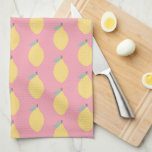 Paño De Cocina Patrón de lemas amarillos pasteles en rosa<br><div class="desc">Diseño moderno de limón ilustrado en amarillo pastel sobre rosa.</div>