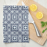 Paño De Cocina Patrón de mosaico español blanco y naval<br><div class="desc">Nuestras toallas españolas de tejas son una hermosa adición a su estilo mediterráneo, azul y blanco, o a la cocina de una casa de playa. Inspirado en los azulejos tradicionales de España y Portugal, este diseño de intrincada estampado presenta un diseño geométrico en azul marino costero, azul celeste y blanco....</div>