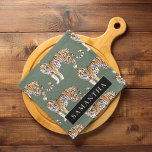 Paño De Cocina Patrón de tigres de acuarela verde tropical con no<br><div class="desc">"Adúmbrense en la elegancia salvaje de la naturaleza con nuestro patrón de tigres de acuarela verde tropical. Cada elemento con este diseño cautivador encapsula el espíritu vibrante de la jungla, mezclando exuberante vegetación con la majestuosa presencia de tigres. Ya sea que esté decorando sus necesidades diarias o mejorando la decoración...</div>