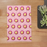 Paño De Cocina Patrón eterno sin foco de flores en rosa<br><div class="desc">Patrón inmaculado de flor perdurable impreso en toalla de cocina rosa. Los colores de la flor everdurable son pétalos rosados profundos y disco amarillo. Toalla de cocina de diseño floral para los amantes de las flores o de la naturaleza.</div>