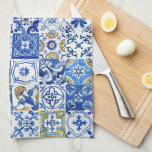 Paño De Cocina Patrón floral azul, blanco y amarillo mediterráneo<br><div class="desc">Lleve las hermosas aguas del Mediterráneo a su cocina con la impresionante toalla de cocina de motivos florales mediterráneos azul, blanco y amarillo. Nuestro diseño presenta la brillantez de la costa italiana de Amalfi y le aporta la elegante belleza del Mediterráneo a su hogar. La toalla de cocina con motivos...</div>