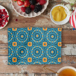 Paño De Cocina Patrón geométrico Boho elegante azul y amarillo<br><div class="desc">Esta cautivadora toalla de cocina es un verdadero placer para los ojos. El intrincado patrón de formas geométricas en una armoniosa mezcla de azul y amarillo crea un exquisito patrón decorativo. Eleva al instante la decoración de la cocina con este elegante accesorio. Sumérjase en la sofisticación de su espacio culinario...</div>