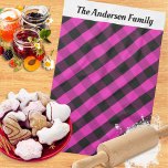 Paño De Cocina Patrón personalizado de comprobación de la placa d<br><div class="desc">Abróchense la cocina con esta toalla de té estampada. El diseño es de un manto de búfalo rosado caliente, con un panel blanco en la parte superior que se puede personalizar con un nombre. La tónica de la comprobación le da un toque de encanto rústico a la toalla de cocina,...</div>