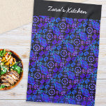 Paño De Cocina Patrón retro hippie azul morado personalizado<br><div class="desc">Añada hippie fresco a la cocina con esta toalla de té con estampado retro. La toalla presenta un patrón geométrico colorido en una mezcla de azul oscuro, violeta, negro y blanco, con matices que le dan un aspecto rústico teñido a mano. La toalla de cocina es un regalo ideal para...</div>