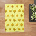 Paño De Cocina Patrón sin foco de flor de color amarillo en<br><div class="desc">Patrón sin foco de flor de Daffodil amarilla impresa en la toalla de cocina. Toalla de cocina de diseño floral para los amantes de las flores o de la naturaleza.</div>
