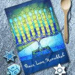 Paño De Cocina Peace Love Hanukkah Script Blue Green Menorah<br><div class="desc">"Paz, amor, Hanukkah". Una foto de primer plano de una menorah artística brillante, colorida, azul y verde te ayuda a inaugurar las vacaciones de Hanukkah con estilo. Sienta el calor y la alegría de la temporada de vacaciones cada vez que usas esta colorida y brillante toalla de cocina Hanukkah. En...</div>