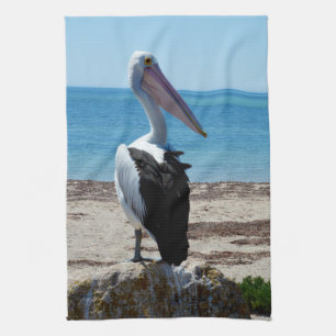 Paño De Cocina Pelican Encaramado En Un Peñón De Playa,