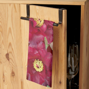 Paño De Cocina Peonía roja con oliage en fondo rojo oscuro