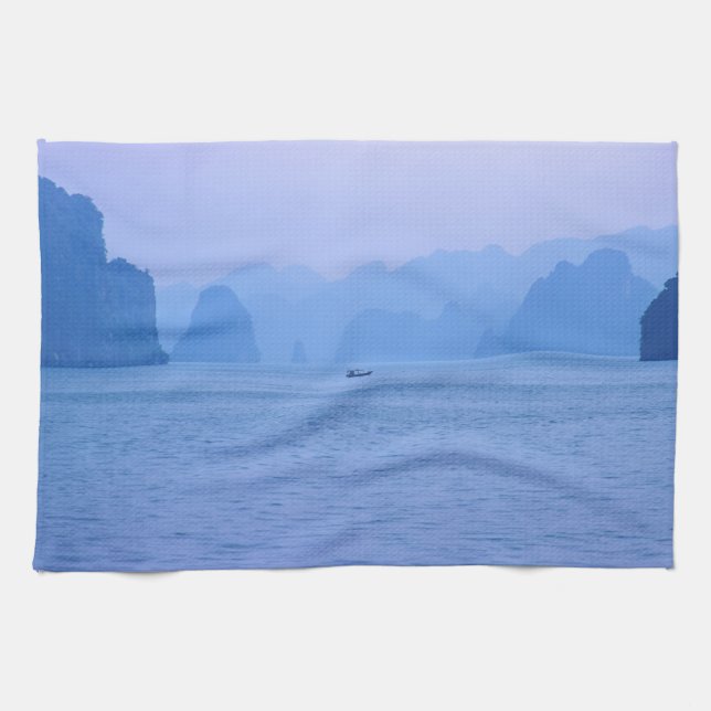 Paño De Cocina Pequeño barco de pesca en la bahía de Ha Long - Vi (Horizontal)