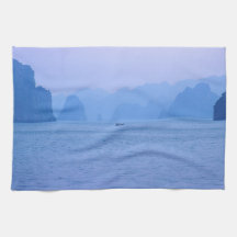 Pequeño barco pesquero en la bahía de Ha Long - Vi