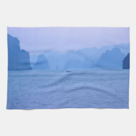 Paño De Cocina Pequeño barco pesquero en la bahía de Ha Long - Vi