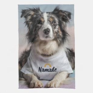 Paño De Cocina Perro lindo en una camiseta "Namaste" en una alfom