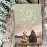 Paño De Cocina Personalizado de foto guión de familia Feliz feria<br><div class="desc">Personalizado Foto Script Familia Amigo Happy Holiday toalla de cocina. Sencilla y moderna toalla de cocina de vacaciones con foto y escritura blanca a la moda sobre un brillante fondo verde oliva. Añade tu foto. Puede personalizar del texto.</div>