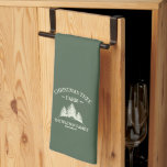 Paño De Cocina Personalizado Nombre Familia Navidad Árbol Granja<br><div class="desc">Añade un toque festivo a tu cocina con esta toalla de personalizado. Con el nombre de su familia y un retro diseño de granja de árboles de Navidad en verde sabio,  es perfecto para la cocina de vacaciones y para llenar su espacio.</div>