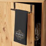 Paño De Cocina Personalizado Papa's Pub Year establecido<br><div class="desc">Regale un abuelo especial con esta impresionante toalla de cocina personalizado para el Día del Padre o el Día de los Abuelos. Es un gran complemento de la decoración del bar en casa del abuelo, que incluye el "Papa's Pub" y el año establecido con el logo de un bar de...</div>